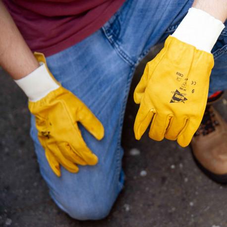 Mettez Des Gants De Protection Pour Nettoyer L'intérieur De La